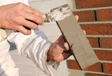 Укладка клинкерной плитки по направляющим выступам панели
